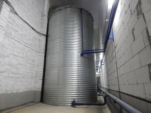 
	Для зберігання питної і технічної води ідеально підходять модульні ємності, вироблені нашим підприємством.

	&nbsp;

	&nbsp;

	&nbsp;

	Сфера застосування:

	
		Запас (зберігання) питної і технічної води на промислових підприємствах.
	
		Використання ємностей для технічної води в якості пожежних резервуарів.
	
		Запас (зберігання) питної і технічної води в готелях, пансіонатах, базах відпочинку.
	
		Запас питної і технічної води на птахофабриках.
	
		Запас питної і технічної води для поливу великих територій (теплиць, парків, футбольних полів).
	
		Водонапірні башти.


	Переваги резервуарів для питної та технічної води:

	
		Технічні характеристики мембрани дозволяють зберігати питну воду
	
		Допускається зберігання гарячої води (до 80˚С)
	
		Ємності для питної і технічної води можна встановлювати як в приміщенні, так і на вулиці
	
		Для установки ємностей необхідні мінімальні загальнобудівельні роботи
	
		Ємності для питної і технічної води в розібраному вигляді компактні (ємністю 2000 м&sup3; перевозиться однією машиною)
	
		Ємності для питної і технічної води можуть встановлюватися у важкодоступних місцях, таких як підвали, гори, острови
	
		Підйомна техніка для збирання ємностей не потрібна
	
		Ємності для питної і технічної води можуть встановлюватися підземно
	
		У ємності для питної і технічної води можна встановлювати будь-яку обв'язку


	Додаткові опції

	
		Для зниження теплових втрат резервуарів застосовуємо утеплення пінополістиролом
	
		Для роботи в зимовий період встановлюється система електричного підігріву (ТЕН з системою управління)
	
		У разі цілорічної експлуатації розробляємо теплової розрахунок, згідно з яким визначається товщина утеплювача і потужність Тена.


	

	
		&nbsp;

